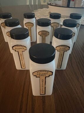 Purified Spice Milk Glass Spice Jars with Black Caps